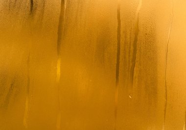 Pencere camındaki sisli doğal yoğunlaşmanın bulanık soyut arkaplanı