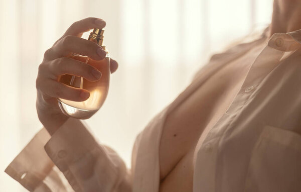 Сексуальная женщина и бутылка духов