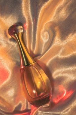 İpek üzerinde lüks kadın parfümü