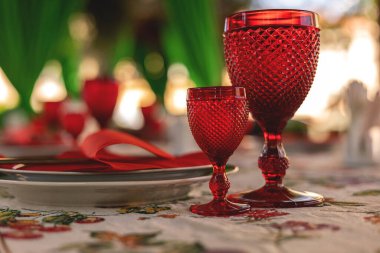 Masada güzel kırmızı bardaklar