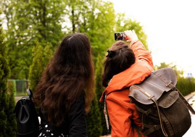 İki arkadaş selfie çekiyor.