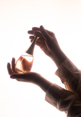 El ele tutuşan parfüm şişesi. Modern Lüks Parfüm De Tuvalet. Parfüm Spra