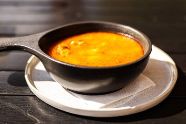 Kızartma tavasında çorba