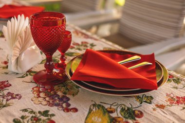 Kırmızı bir ziyafet masası.