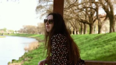 Baharda doğanın tadını çıkaran genç bir kadın