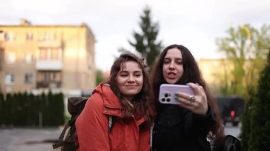 İki kadın gezgin selfie çekiyor.