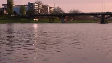 Güneşli bir günde nehir manzarası