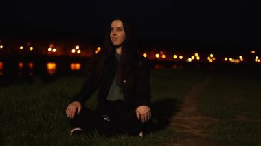 Kadın, bir gece şehrinin arka planına karşı