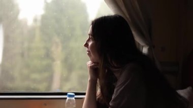 Genç bayan gezgin, trenle yolculuğun tadını çıkarıyor.