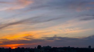 şehirde güzel akşam gün batımı