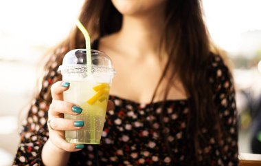 Summer Lemonade ile açık hava kızı 