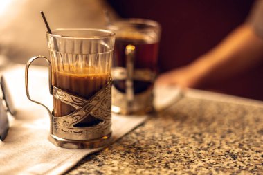 Trende bir fincan kahve.