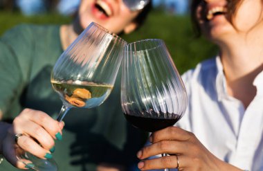 İnsanlar bir kafenin ya da restoranın terasında kadeh tokuşturuyor.