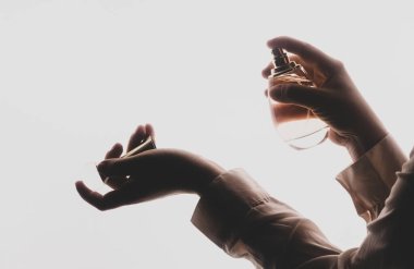 El ele tutuşan parfüm şişesi. Modern Lüks Parfüm De Tuvalet. Parfüm Spra