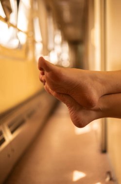 Kadınlar gece treninde uyur.