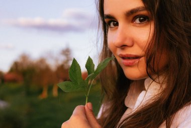 Gün batımında güzel bir modelin portresi