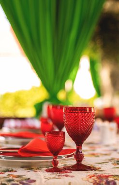 Bir kafede güzelce servis edilen yaz masası.