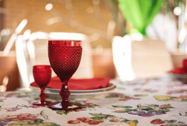 Kırmızı bir ziyafet masası.