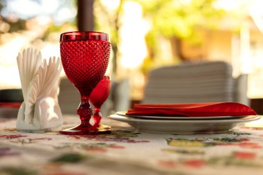 Kırmızı şekilli dekore edilmiş tablo