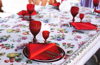 Kırmızı şekilli dekore edilmiş tablo