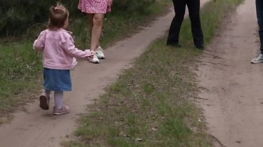 Küçük çocuklu mutlu bir aile parkta eğleniyor.