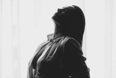 siyah-beyaz seksi bir kadın portresi