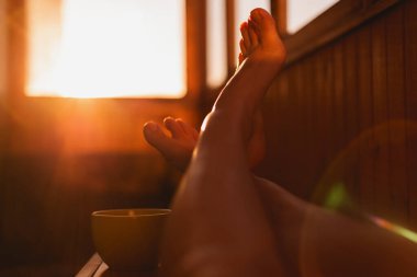 Zor bir günün ardından dinlenen kadın bacakları