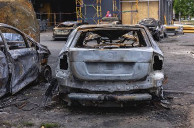 Füze saldırısından sonra yanmış arabalar.