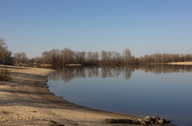 Bahar manzara nehir üzerinde