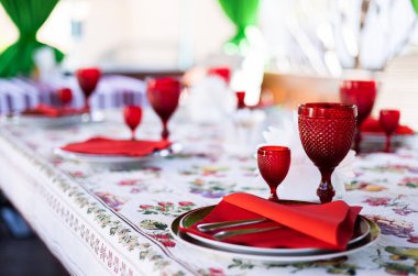 Bir kafede güzelce servis edilen yaz masası.