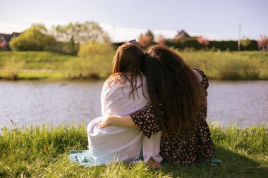 Parkta yürüyen mutlu kızlar