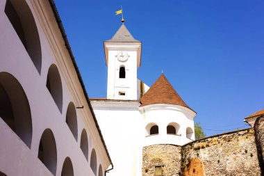 Gökyüzüne karşı antik bir kale