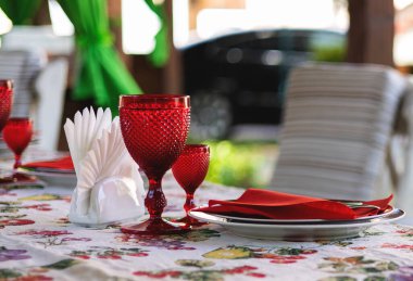 Kırmızı gözlüklü masa seti