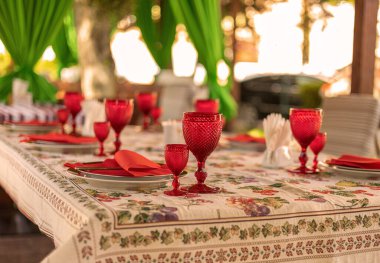 Kırmızı bir ziyafet masası.