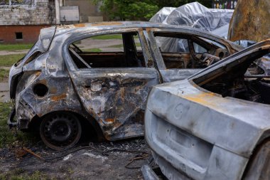 Füze saldırısından sonra yanmış arabalar.