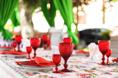 Bir kafede güzelce servis edilen yaz masası.