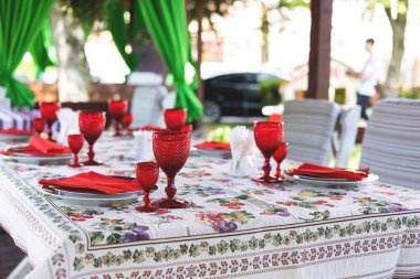 Kırmızı bir ziyafet masası.