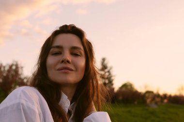 Gün batımında güzel bir modelin portresi