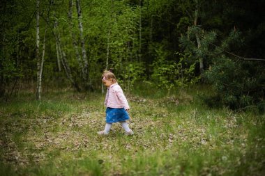 Ormanda yürüyen kız çocuğu