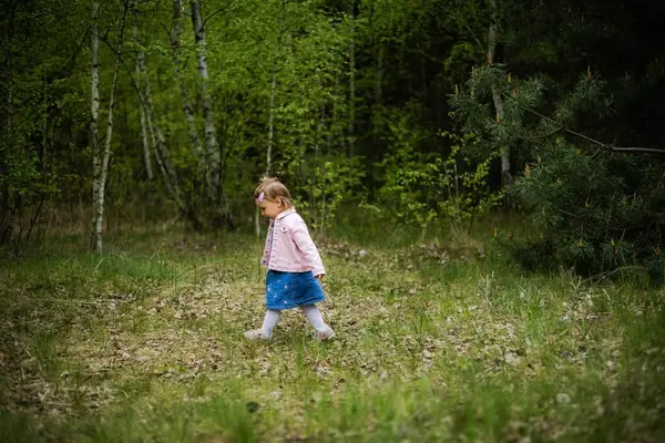 Ormanda yürüyen kız çocuğu