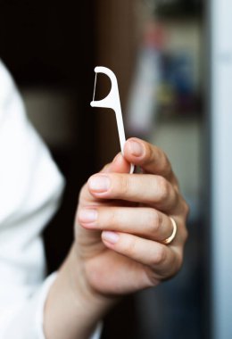 Diş ipi özel bir ipliktir. Diş fırçalarının ulaşamadığı diş aralarındaki boşlukları temizlemek için kullanılır.