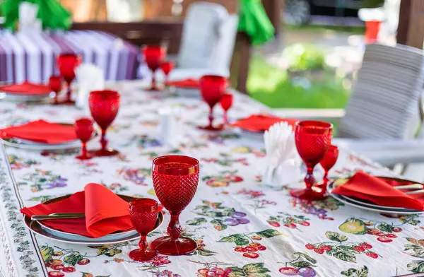 Bir kafede güzelce servis edilen yaz masası.