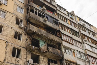 Ukrayna 'da İHA saldırısından sonra yanmış ev
