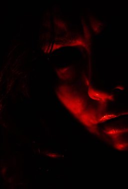 Kırmızı tonlarda ürkütücü kadın portresi