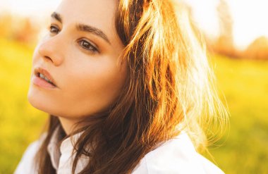 Gün batımında güzel bir modelin portresi