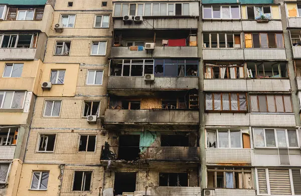 Ukrayna 'da İHA saldırısından sonra yanmış ev