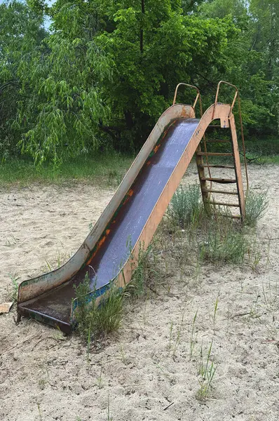 Parktaki eski Sovyet atlıkarıncaları