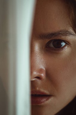 Dramatik kadın portresini kapat.