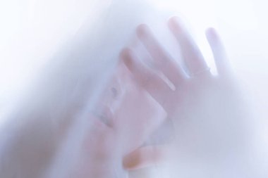 Model ve havadar kumaşın sanat fotoğrafı