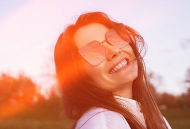 Gün batımında güzel bir modelin portresi